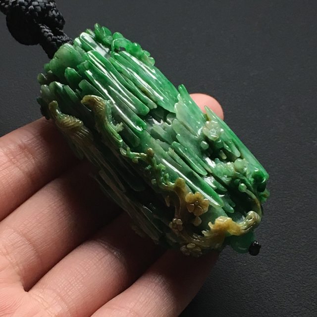 巧雕黄加绿 枯木逢春 缅甸天然翡翠 尺寸:61-31-18.3毫米