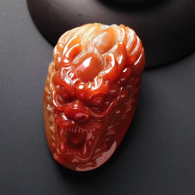 巧雕红翡龙头翡翠挂件 尺寸53-33-18毫米