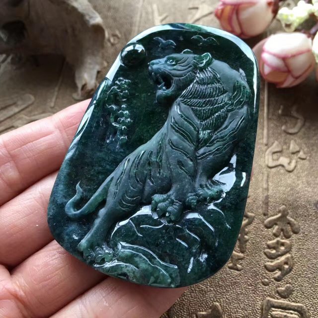 蓝底色上山虎牌,缅甸天然翡翠 附送证书盒子绳子.