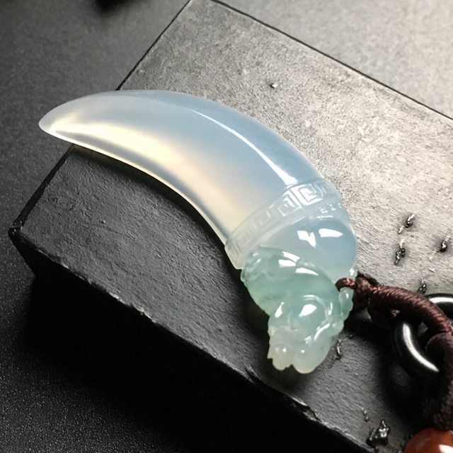 冰飘花龙牙 缅甸天然翡翠吊坠 尺寸40-17-7毫米