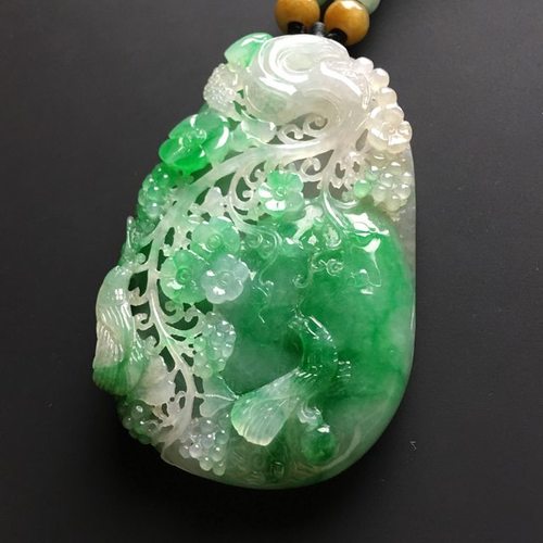 巧雕阳绿喜上眉梢 翡翠吊坠