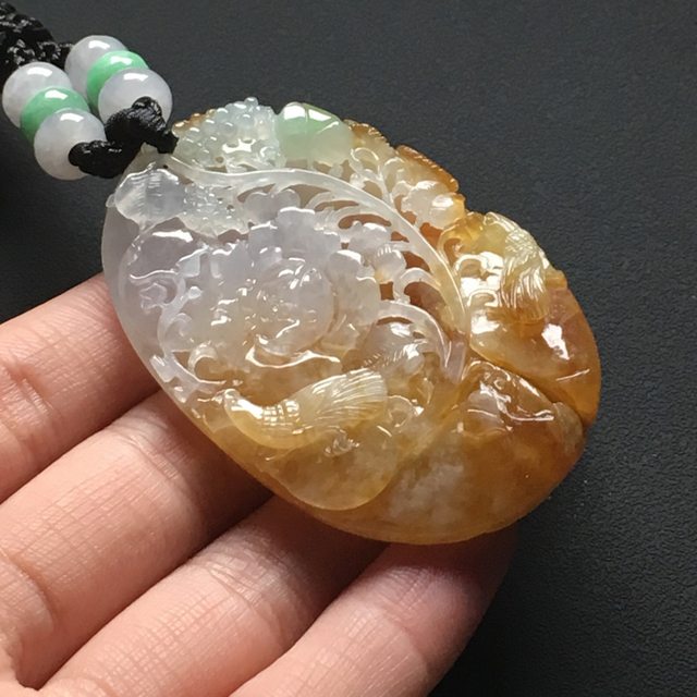 巧雕黄翡花开富贵 翡翠吊坠 尺寸:50-33-9.2毫米