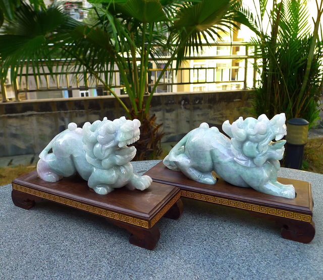 翡翠a货春带彩 貔貅招财翡翠摆件一对