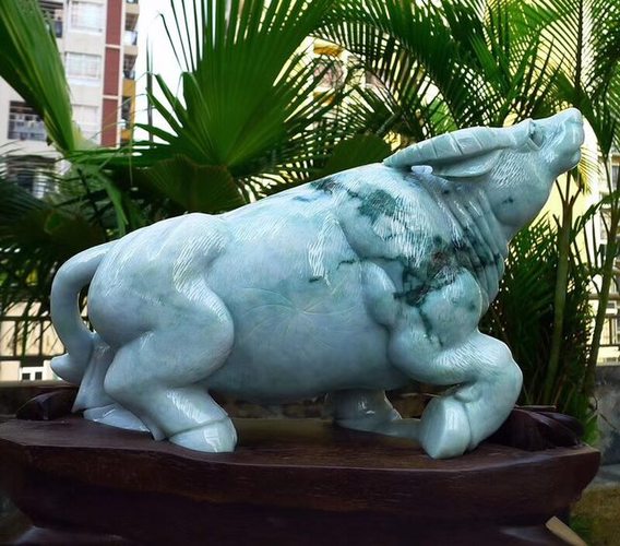 超大件春彩飘花牛翡翠摆件 尺寸 450.360.200