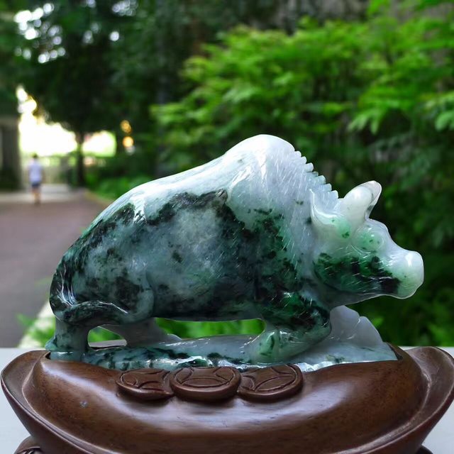 翡翠a货 老坑紫底飘花 牛气冲开招财牛翡翠摆件