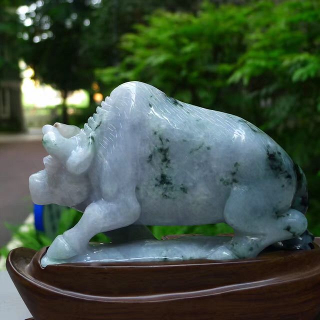 翡翠a货 老坑紫底飘花 牛气冲开招财牛翡翠摆件