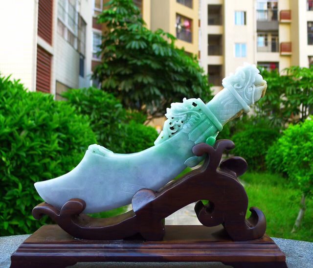 糯种春彩 天然翡翠a货 霸气龙头刀摆件