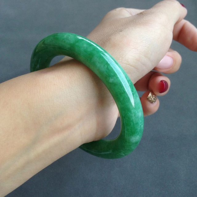 58豆种满色满绿圆条翡翠手镯