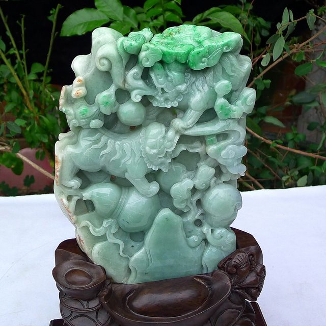 翡翠a货 老坑糯种三彩狮子戏球翡翠摆件