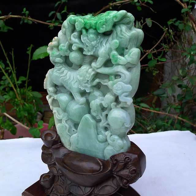 翡翠a货 老坑糯种三彩狮子戏球翡翠摆件