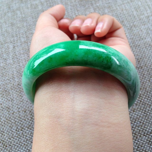 糯种飘翠绿色翡翠手镯