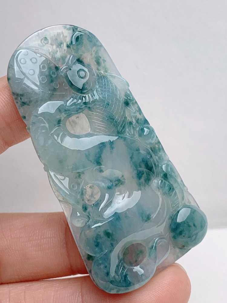 冰润飘花翡翠鱼牌挂件