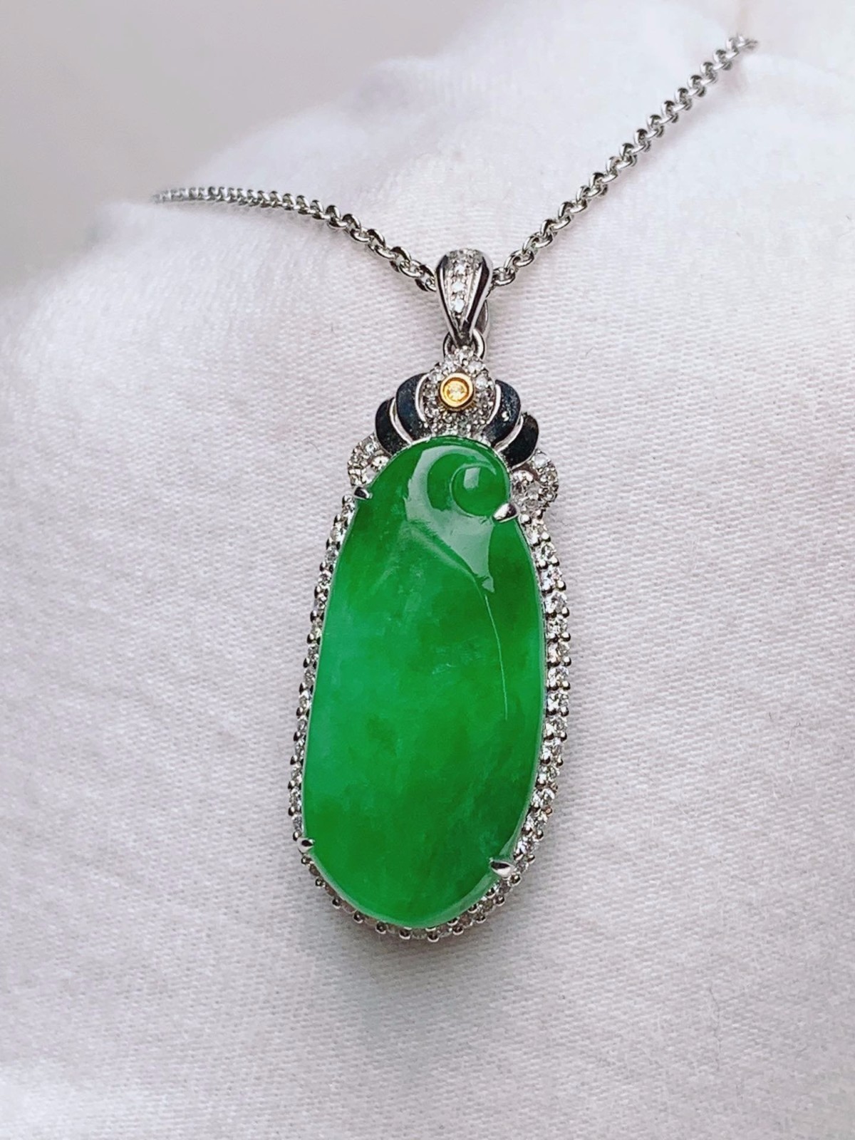 18k金扣镶嵌 水润辣绿福瓜翡翠吊坠